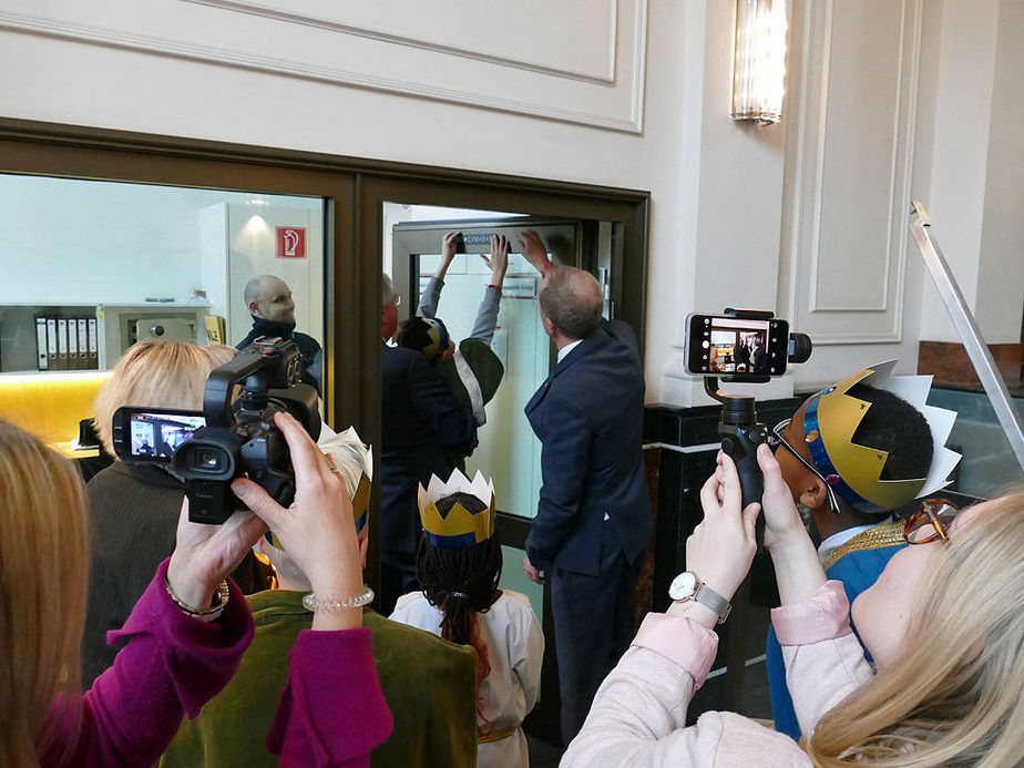 Naumburger Sternsinger zu Besuch beim Hessischen Ministerpräsidenten Volker Bouffier (Foto: Karl-Franz Thiede)